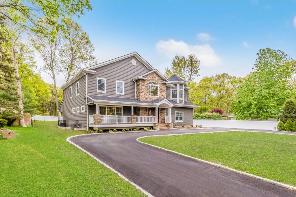 Smithtown Residence - Photo 1