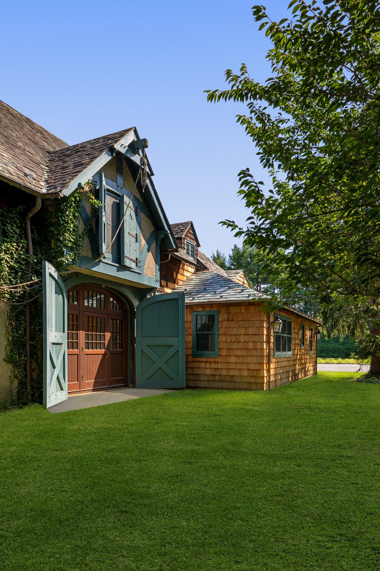 Lloyd Harbor Village